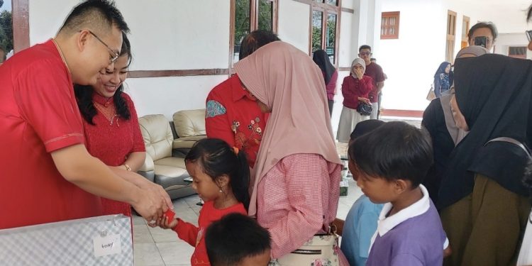 Anak-anak Antri Dapat Angpau Imlek Dari Bupati