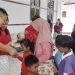 Anak-anak Antri Dapat Angpau Imlek Dari Bupati