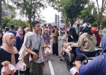 Pengguna Jalan Serbu Takjil yang Dibagikan Osis SMPN 3 Mentok.