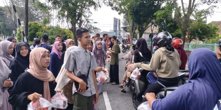 Pengguna Jalan Serbu Takjil yang Dibagikan Osis SMPN 3 Mentok.