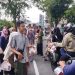 Pengguna Jalan Serbu Takjil yang Dibagikan Osis SMPN 3 Mentok.
