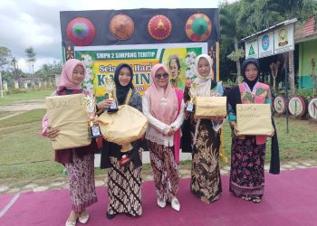 Unik! SMP 2 Simter Gelar Fashion Show Kebaya dari Bahan Daur Ulang