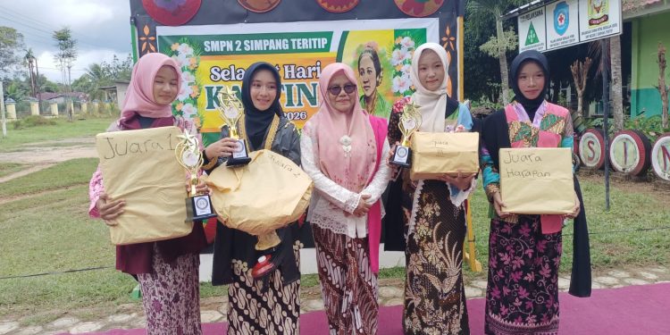 Unik! SMP 2 Simter Gelar Fashion Show Kebaya dari Bahan Daur Ulang